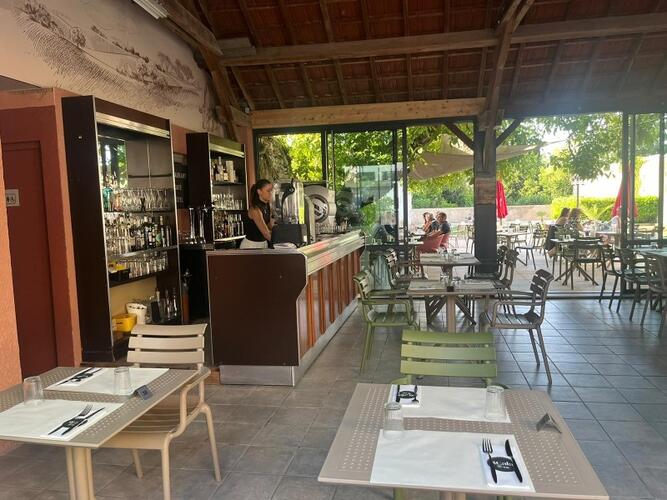 Véranda du restaurant SCala & Co ouverte sur l'arrière-cour