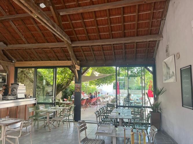 Salle rénovée sous la véranda du restaurant SCala & co